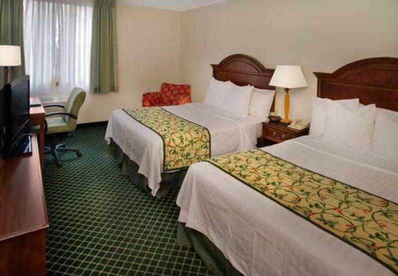 Hotel Fairfield And Chicago